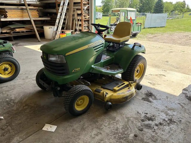 2011 John Deere X744 Tracteur à pelouse