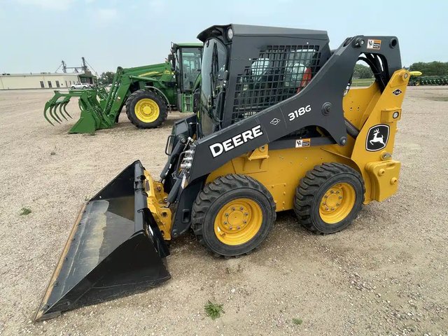 2024 John Deere 318G chargeuse à direction à glissement