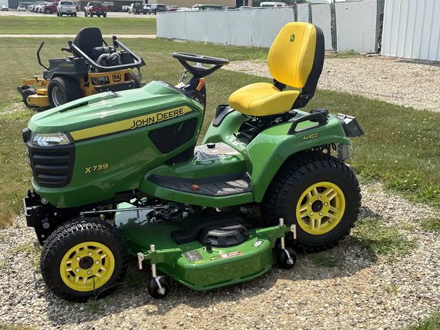 2026 John Deere X739 Tracteur à pelouse