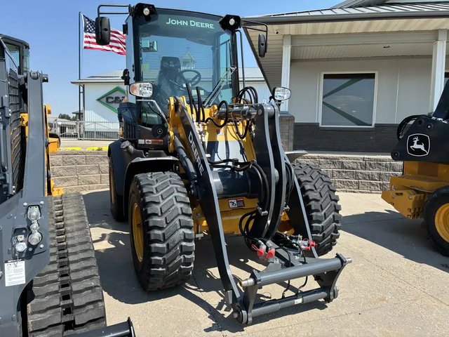 2026 John Deere 244P Tracteur avec chargeur