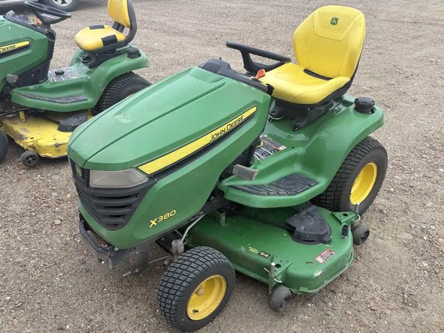 2023 John Deere X380 Tracteur à pelouse