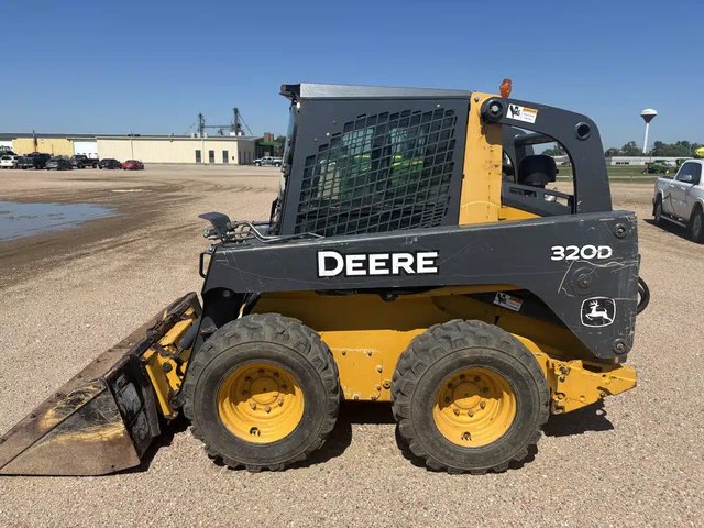 2013 John Deere 320D chargeuse à direction à glissement