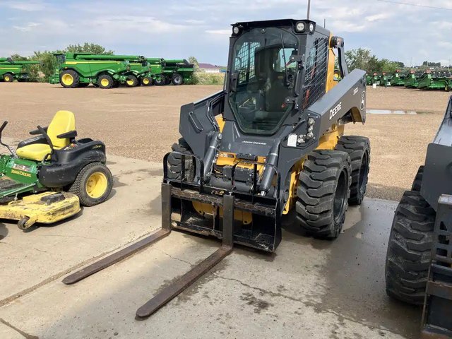 2024 John Deere 332G chargeuse à direction à glissement