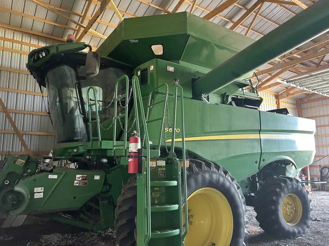2013 John Deere S670 Batteuse