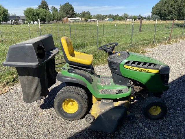 2012 John Deere D140 Tracteur à pelouse