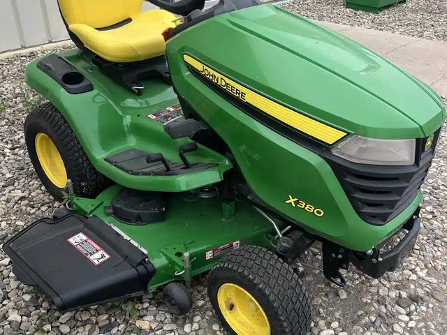 2024 John Deere X380 Tracteur à pelouse