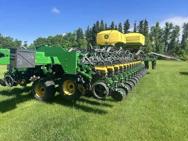 2022 John Deere DB66 Planteur