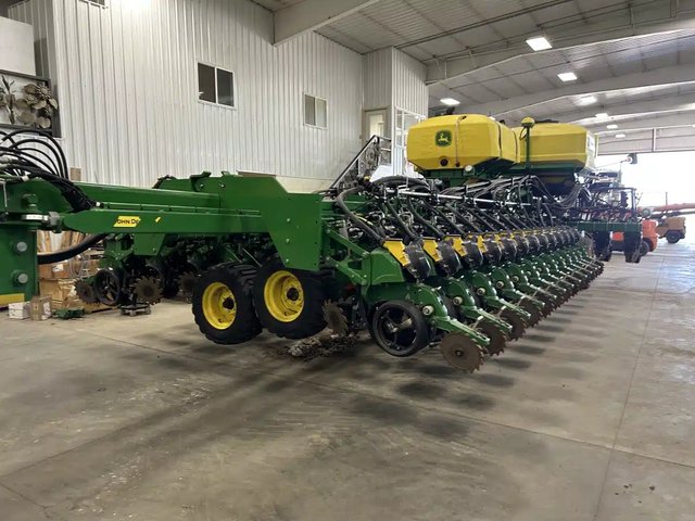 2023 John Deere DB66 Planteur