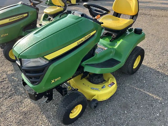 2015 John Deere X310 Tracteur à pelouse