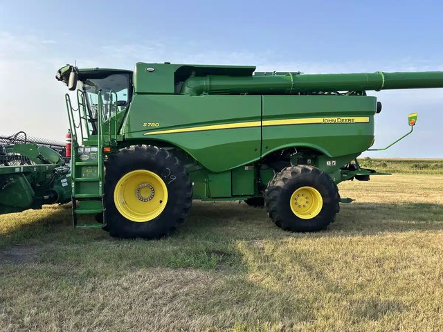 2023 John Deere S780 Batteuse