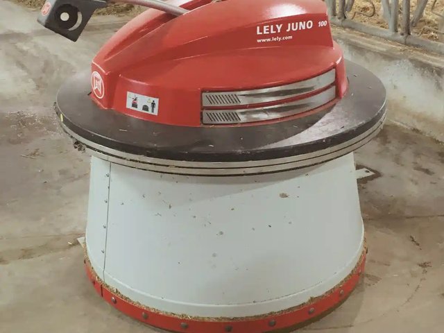 2017 Lely Juno 100 Feed Pusher