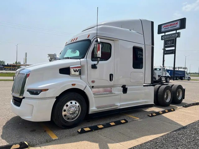 2025 Western Star 57X Midroof Camion dix roues