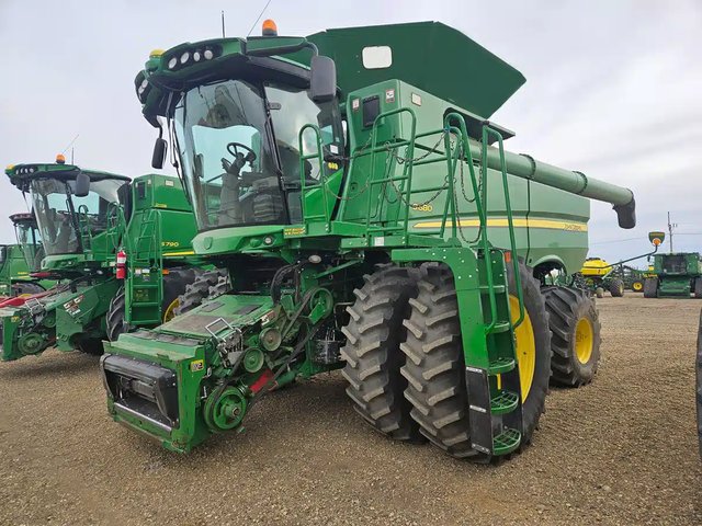 2017 John Deere S680 Batteuse