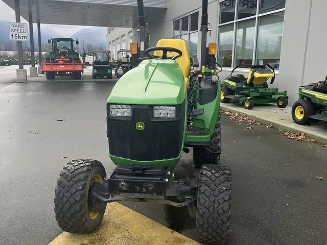 2023 John Deere 2025R Tracteur