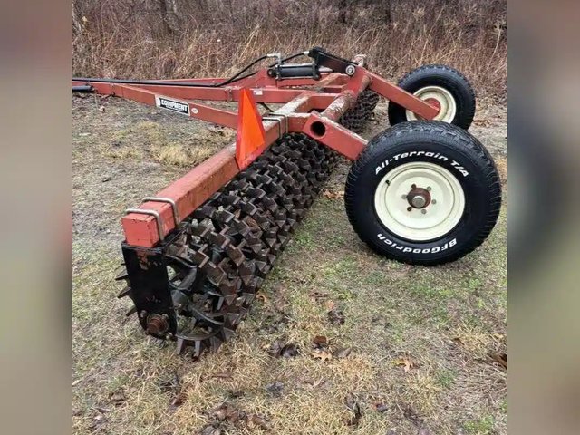 RJ Equipment RJ 14 foot packer on wheels Rouleau émotteur'