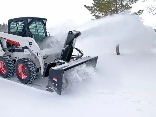 2025 Buhler Farm King HSB8425SF Souffleur à neige