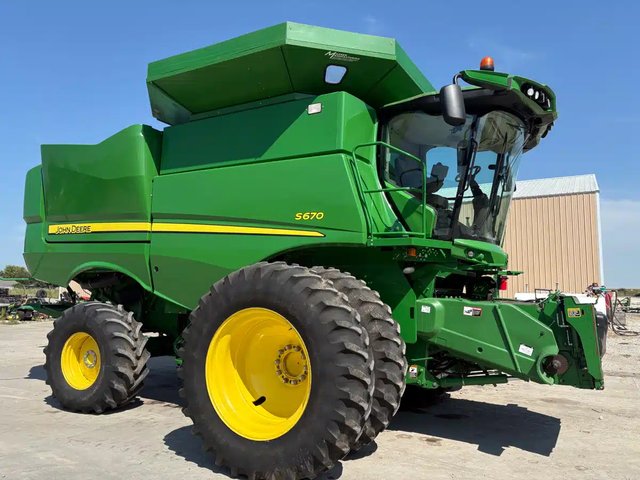 2015 John Deere S670 Batteuse