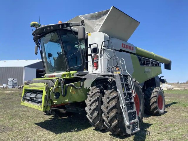 2023 CLAAS LEXION 6800 Batteuse