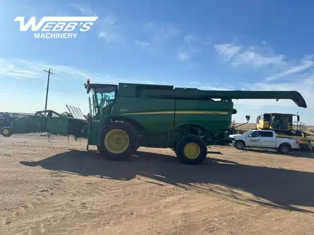 2012 John Deere S670 Batteuse