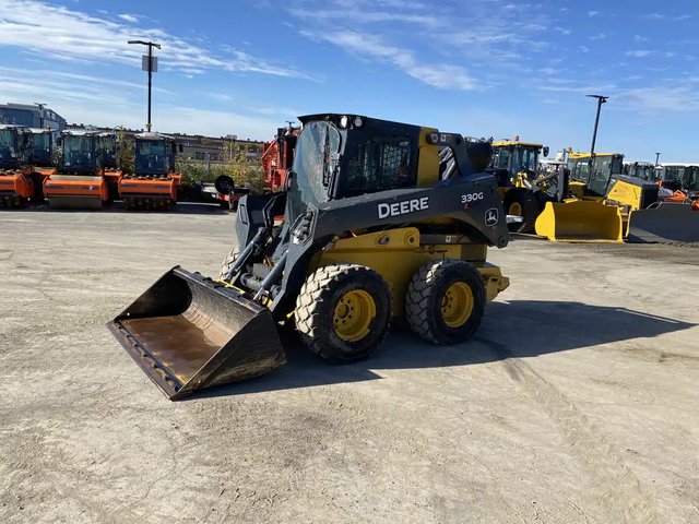 2019 John Deere 330G chargeuse à direction à glissement