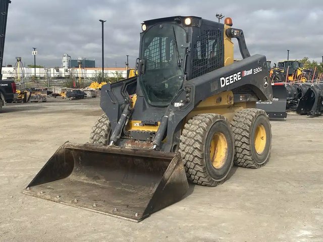 2018 John Deere 330G chargeuse à direction à glissement