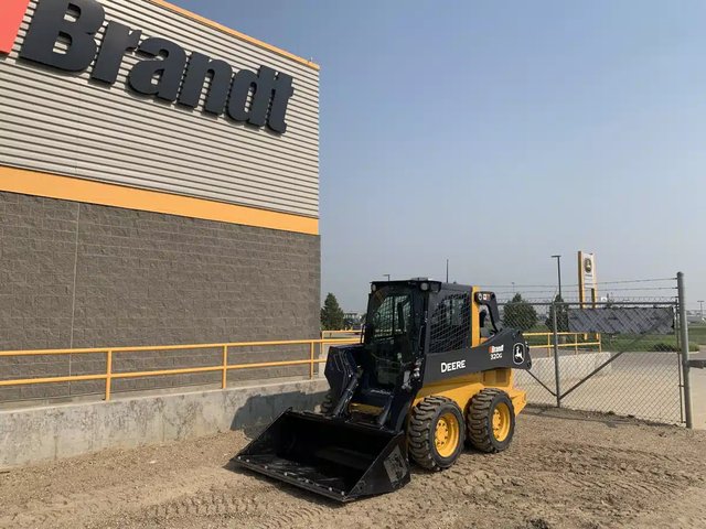 2023 John Deere 320G chargeuse à direction à glissement