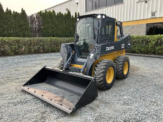 2023 John Deere 324G chargeuse à direction à glissement