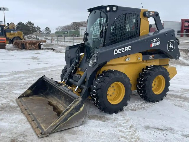 2024 John Deere 330G chargeuse à direction à glissement