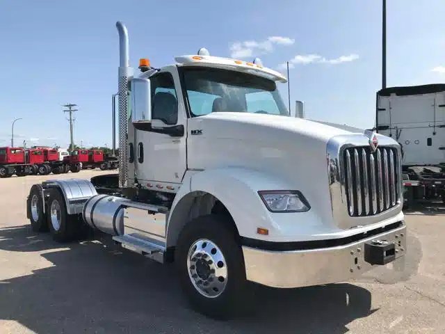 2027 International HX620 Camion dix roues