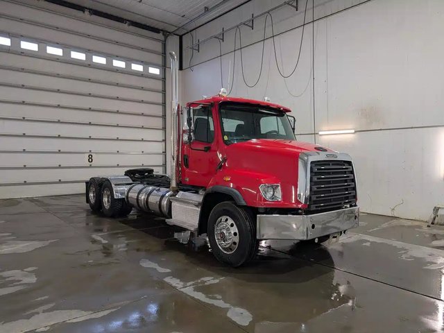 2019 Freightliner 114 camion de grain