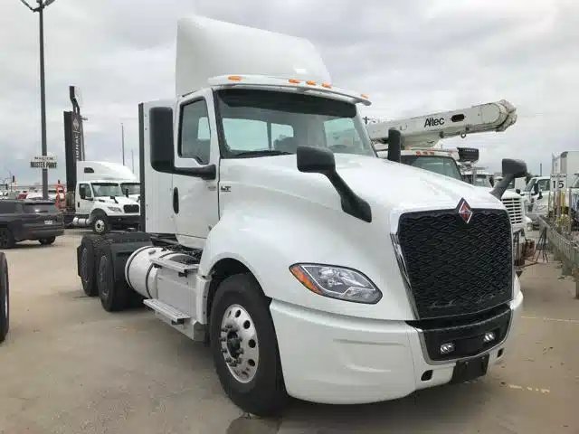 2027 International LT625 Camion dix roues