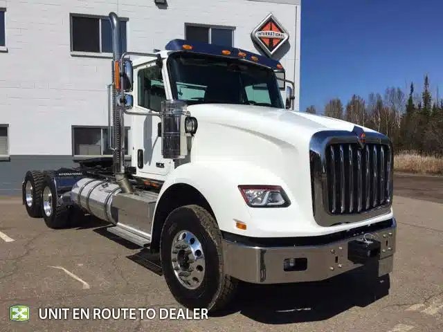 2027 International HX620 Camion dix roues
