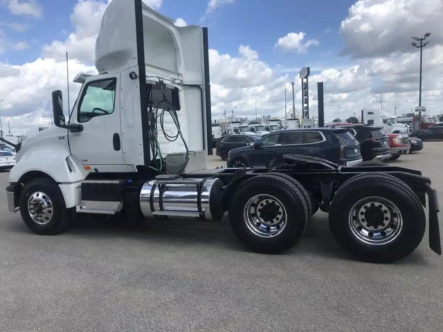 2021 International LT625 Camion dix roues