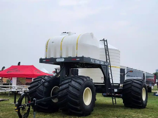 CW Mowat Manufacturing FLC 7000 SRS Chariot à fertilisant liquide