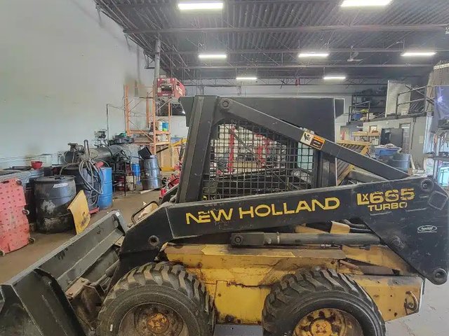 1998 New Holland LX665 chargeuse à direction à glissement