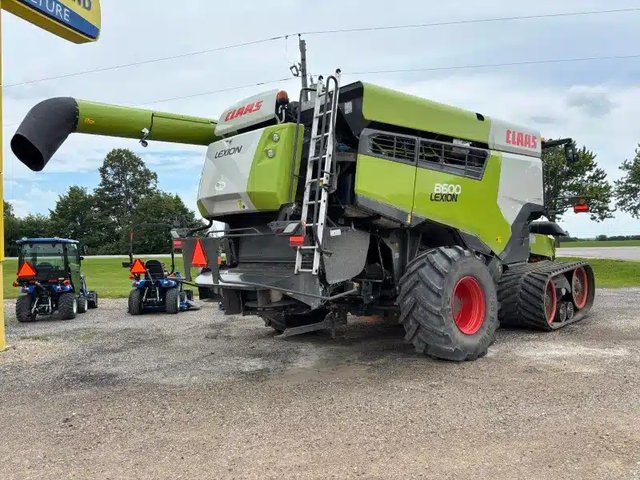 2021 CLAAS LEXION 8600TT Batteuse