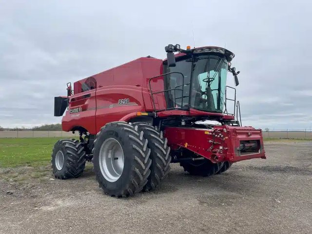 2023 Case IH 8250 Batteuse