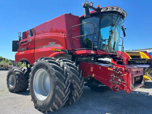2023 Case IH 8250 Batteuse