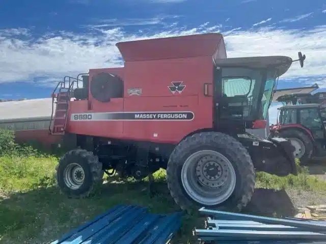 2005 Massey Ferguson 9690 Batteuse