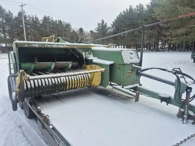 John Deere 327 presse à balle carrée - petite