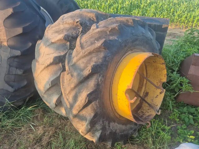 Massey Ferguson 13.6x24 Roues double