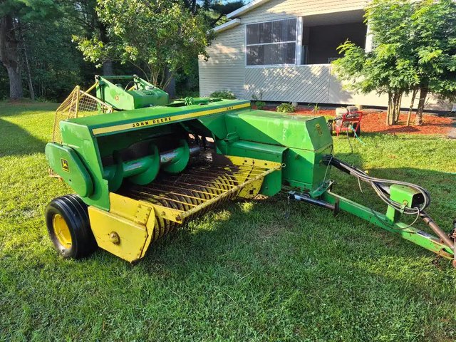 John Deere 327 presse à balle carrée - petite