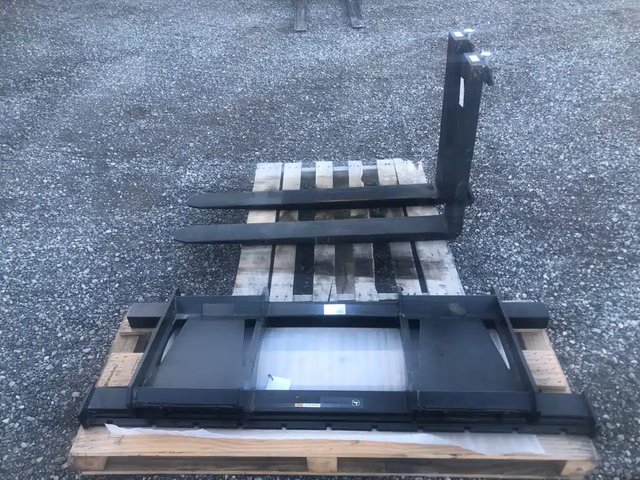 2023 John Deere BYT10083 Fourche à palette