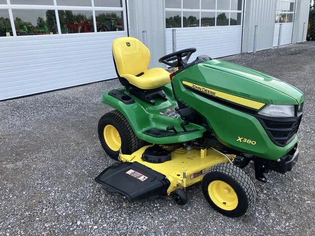 2022 John Deere X380 Tracteur à pelouse