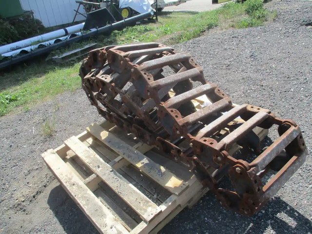 2023 John Deere 14" Steel Tracks Pneus