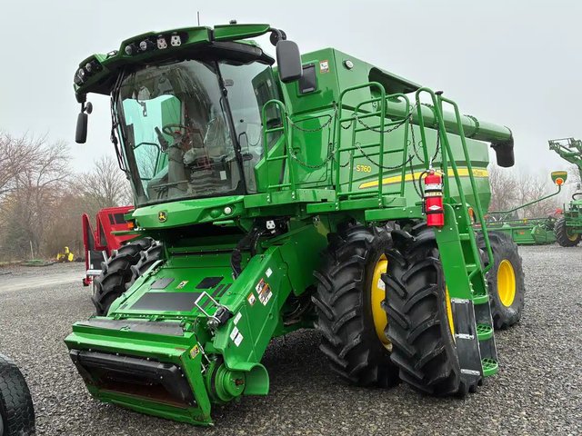 2023 John Deere S760 Batteuse