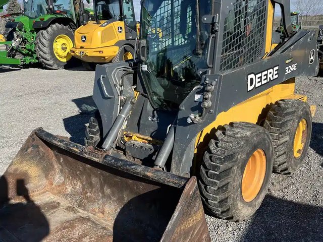 2018 John Deere 324E chargeuse à direction à glissement