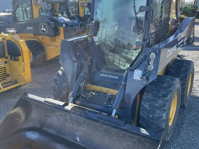 2022 John Deere 324G chargeuse à direction à glissement