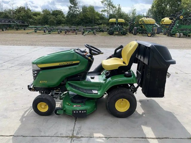 2025 John Deere X370 Tracteur à pelouse