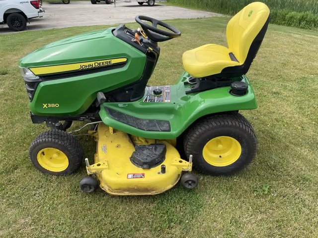 2021 John Deere X380 Tracteur à pelouse